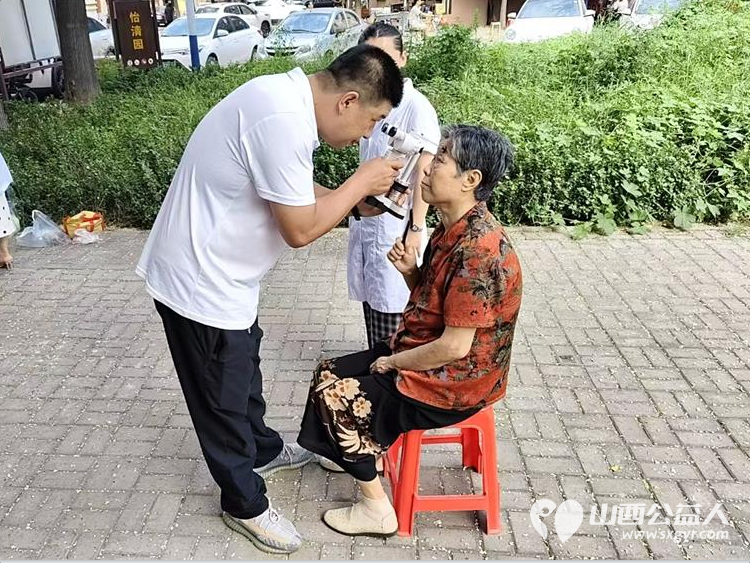 介休市敬老协会2025年7月16日组织志愿者到介休市西关街道金融路社区为社区所有60以上的老人们爱心理发义诊 - 第12张 - 山西公益人 介休市敬老协会2025年7月16日组织志愿者到介休市西关街道金融路社区为社区所有60以上的老人们爱心理发义诊 - 第12张