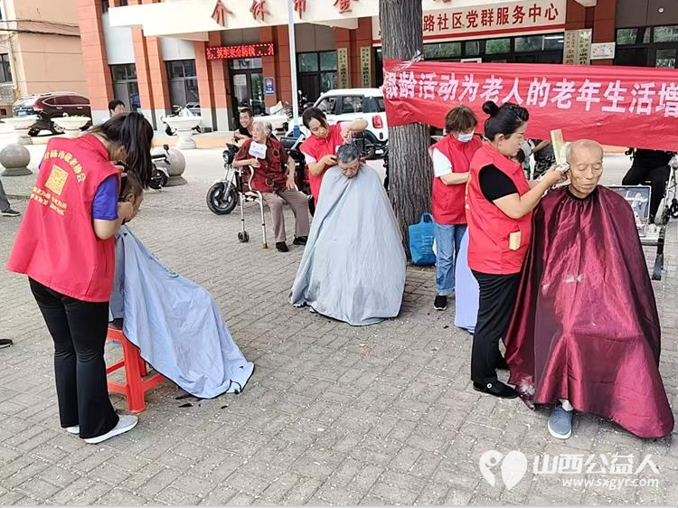 介休市敬老协会2025年7月16日组织志愿者到介休市西关街道金融路社区为社区所有60以上的老人们爱心理发义诊 - 第4张 - 山西公益人 介休市敬老协会2025年7月16日组织志愿者到介休市西关街道金融路社区为社区所有60以上的老人们爱心理发义诊 - 第4张