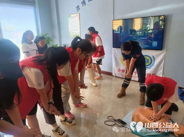 青春护航“救”在身边----介休市北关街道彦博路社区志愿者协会组织大学生志愿者开展应急急救知识培训 - 第5张 - 山西公益人 青春护航“救”在身边----介休市北关街道彦博路社区志愿者协会组织大学生志愿者开展应急急救知识培训 - 第5张