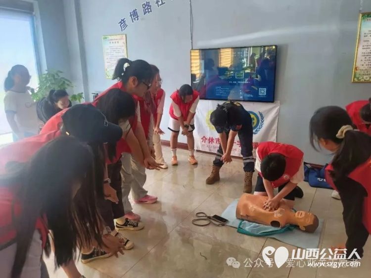 青春护航“救”在身边----介休市北关街道彦博路社区志愿者协会组织大学生志愿者开展应急急救知识培训 - 第6张 - 山西公益人 青春护航“救”在身边----介休市北关街道彦博路社区志愿者协会组织大学生志愿者开展应急急救知识培训 - 第6张