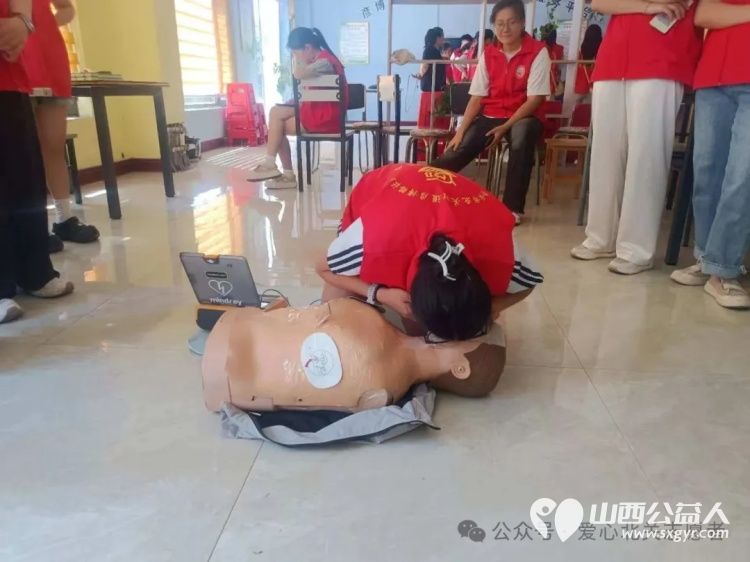 青春护航“救”在身边----介休市北关街道彦博路社区志愿者协会组织大学生志愿者开展应急急救知识培训 - 第8张 - 山西公益人 青春护航“救”在身边----介休市北关街道彦博路社区志愿者协会组织大学生志愿者开展应急急救知识培训 - 第8张