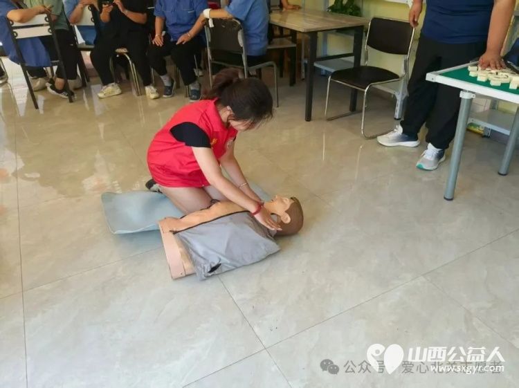 青春护航“救”在身边----介休市北关街道彦博路社区志愿者协会组织大学生志愿者开展应急急救知识培训 - 第7张 - 山西公益人 青春护航“救”在身边----介休市北关街道彦博路社区志愿者协会组织大学生志愿者开展应急急救知识培训 - 第7张