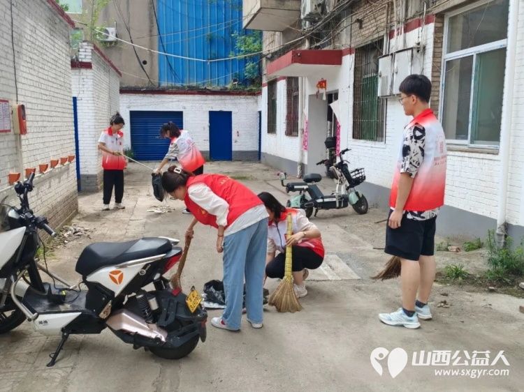志愿力量齐发力擦亮家园暖人心 正能量山西孝义联络站走进新义街道迎宾南社区对辖区内无人管理小区的卫生进行集中清扫并对社区公共版面开展清洁工作 - 第5张 - 山西公益人 志愿力量齐发力擦亮家园暖人心 正能量山西孝义联络站走进新义街道迎宾南社区对辖区内无人管理小区的卫生进行集中清扫并对社区公共版面开展清洁工作 - 第5张
