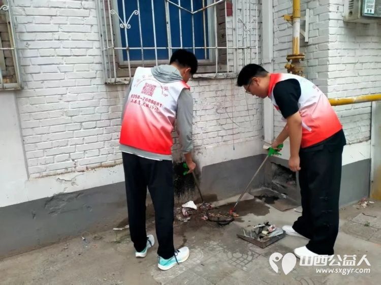 志愿力量齐发力擦亮家园暖人心 正能量山西孝义联络站走进新义街道迎宾南社区对辖区内无人管理小区的卫生进行集中清扫并对社区公共版面开展清洁工作 - 第4张 - 山西公益人 志愿力量齐发力擦亮家园暖人心 正能量山西孝义联络站走进新义街道迎宾南社区对辖区内无人管理小区的卫生进行集中清扫并对社区公共版面开展清洁工作 - 第4张