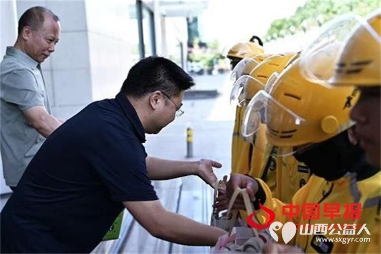 太原市平阳路街道亲贤长风商圈党群服务中心为奔跑者送清凉50余名来自顺丰邮政美团等平台的骑手代表在高温中收到了沉甸甸的关怀 - 第5张