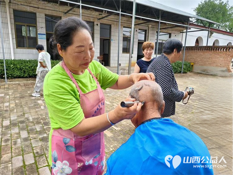寿阳县卡卡公益走出寿阳走进晋中市榆次区东赵乡榆三庄村​给老人们带来了义诊理发发放衣物等服务内容 - 第5张