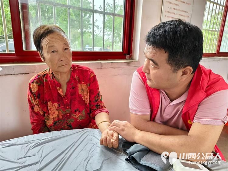 寿阳县卡卡公益走出寿阳走进晋中市榆次区东赵乡榆三庄村​给老人们带来了义诊理发发放衣物等服务内容 - 第7张