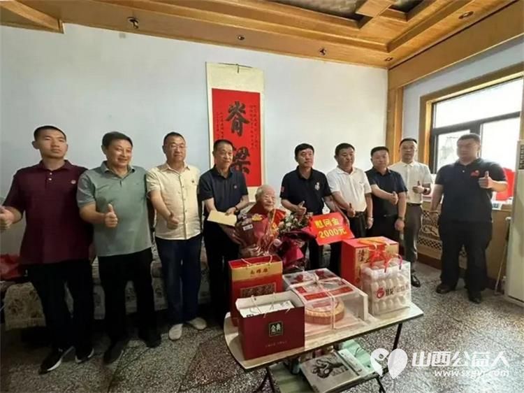山西省爱国拥军促进会高温赴运城慰问95岁抗战老英雄郝洪文为老英雄献上两千元人民币慰问金及字画《脊梁》和纪念蛋糕 - 第1张