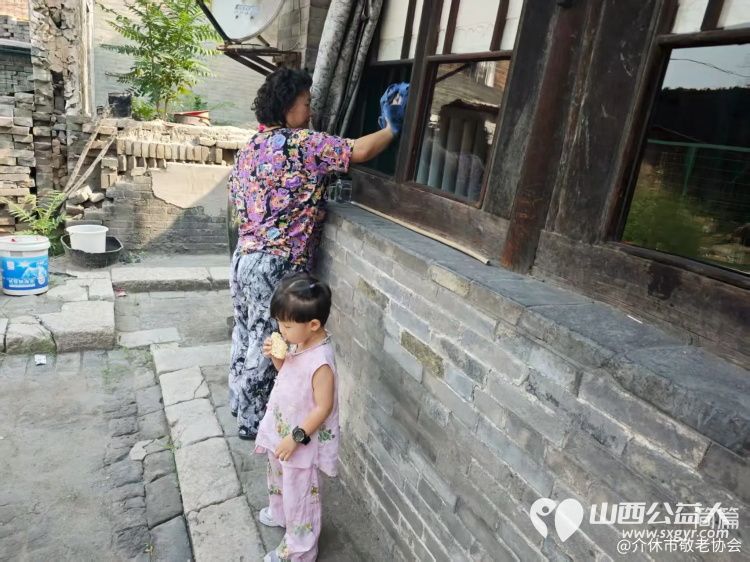 介休市敬老协会志愿者走进洪山镇北两水村入户82岁特困老人李光成家为老人擦玻璃打扫室内外卫生…… - 第5张 - 山西公益人 介休市敬老协会志愿者走进洪山镇北两水村入户82岁特困老人李光成家为老人擦玻璃打扫室内外卫生…… - 第5张