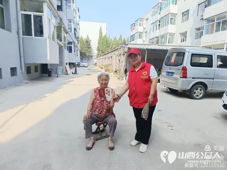 夏日炎炎送清凉忻州红色志愿者冯丽为龙岗小区空巢老人送一把扇子为抢修龙岗小区自来水师傅们送上矿泉水和凉快扇子 - 第15张 - 山西公益人 夏日炎炎送清凉忻州红色志愿者冯丽为龙岗小区空巢老人送一把扇子为抢修龙岗小区自来水师傅们送上矿泉水和凉快扇子 - 第15张