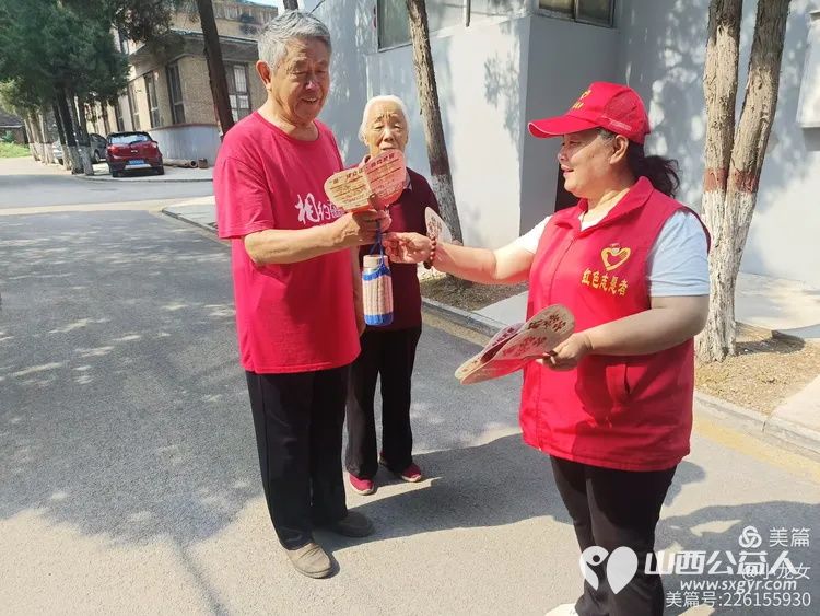 夏日炎炎送清凉忻州红色志愿者冯丽为龙岗小区空巢老人送一把扇子为抢修龙岗小区自来水师傅们送上矿泉水和凉快扇子 - 第10张 - 山西公益人 夏日炎炎送清凉忻州红色志愿者冯丽为龙岗小区空巢老人送一把扇子为抢修龙岗小区自来水师傅们送上矿泉水和凉快扇子 - 第10张