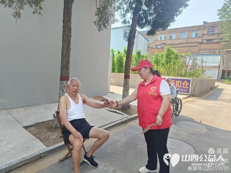夏日炎炎送清凉忻州红色志愿者冯丽为龙岗小区空巢老人送一把扇子为抢修龙岗小区自来水师傅们送上矿泉水和凉快扇子 - 第7张 - 山西公益人 夏日炎炎送清凉忻州红色志愿者冯丽为龙岗小区空巢老人送一把扇子为抢修龙岗小区自来水师傅们送上矿泉水和凉快扇子 - 第7张