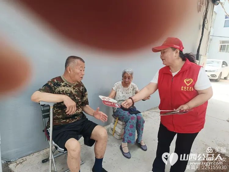 夏日炎炎送清凉忻州红色志愿者冯丽为龙岗小区空巢老人送一把扇子为抢修龙岗小区自来水师傅们送上矿泉水和凉快扇子 - 第13张 - 山西公益人 夏日炎炎送清凉忻州红色志愿者冯丽为龙岗小区空巢老人送一把扇子为抢修龙岗小区自来水师傅们送上矿泉水和凉快扇子 - 第13张