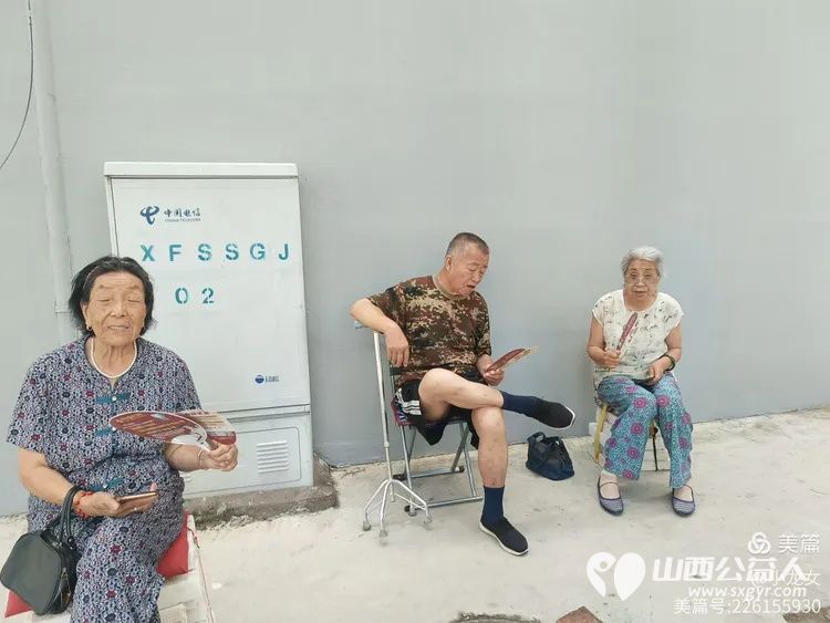 夏日炎炎送清凉忻州红色志愿者冯丽为龙岗小区空巢老人送一把扇子为抢修龙岗小区自来水师傅们送上矿泉水和凉快扇子 - 第6张 - 山西公益人 夏日炎炎送清凉忻州红色志愿者冯丽为龙岗小区空巢老人送一把扇子为抢修龙岗小区自来水师傅们送上矿泉水和凉快扇子 - 第6张