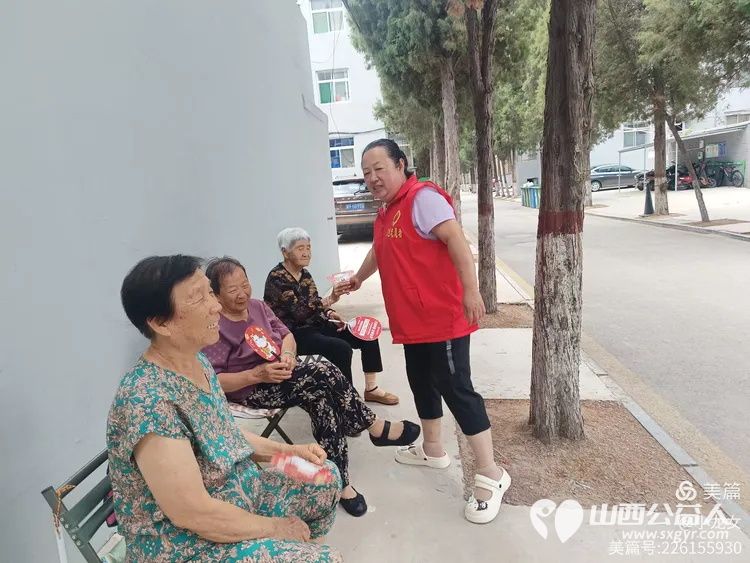 夏日炎炎送清凉忻州红色志愿者冯丽为龙岗小区空巢老人送一把扇子为抢修龙岗小区自来水师傅们送上矿泉水和凉快扇子 - 第11张 - 山西公益人 夏日炎炎送清凉忻州红色志愿者冯丽为龙岗小区空巢老人送一把扇子为抢修龙岗小区自来水师傅们送上矿泉水和凉快扇子 - 第11张