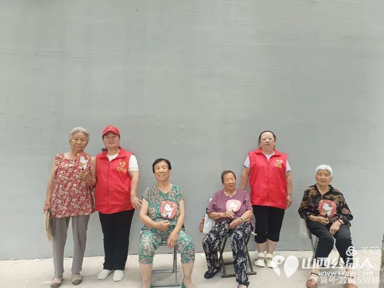 夏日炎炎送清凉忻州红色志愿者冯丽为龙岗小区空巢老人送一把扇子为抢修龙岗小区自来水师傅们送上矿泉水和凉快扇子 - 第1张 - 山西公益人 夏日炎炎送清凉忻州红色志愿者冯丽为龙岗小区空巢老人送一把扇子为抢修龙岗小区自来水师傅们送上矿泉水和凉快扇子 - 第1张