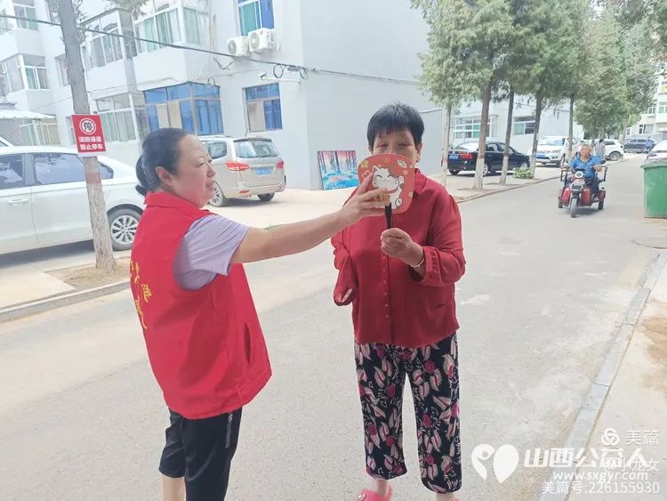 夏日炎炎送清凉忻州红色志愿者冯丽为龙岗小区空巢老人送一把扇子为抢修龙岗小区自来水师傅们送上矿泉水和凉快扇子 - 第14张 - 山西公益人 夏日炎炎送清凉忻州红色志愿者冯丽为龙岗小区空巢老人送一把扇子为抢修龙岗小区自来水师傅们送上矿泉水和凉快扇子 - 第14张