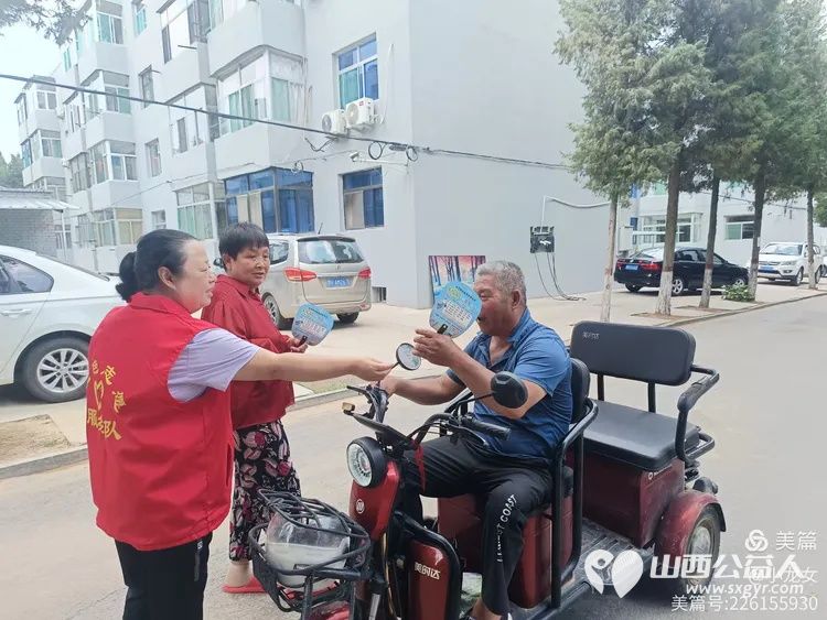 夏日炎炎送清凉忻州红色志愿者冯丽为龙岗小区空巢老人送一把扇子为抢修龙岗小区自来水师傅们送上矿泉水和凉快扇子 - 第8张 - 山西公益人 夏日炎炎送清凉忻州红色志愿者冯丽为龙岗小区空巢老人送一把扇子为抢修龙岗小区自来水师傅们送上矿泉水和凉快扇子 - 第8张
