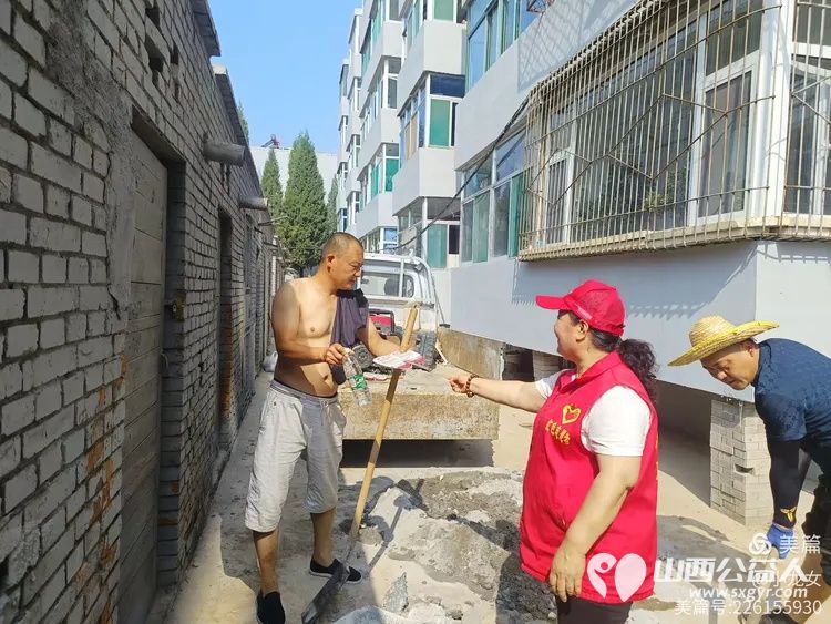 夏日炎炎送清凉忻州红色志愿者冯丽为龙岗小区空巢老人送一把扇子为抢修龙岗小区自来水师傅们送上矿泉水和凉快扇子 - 第4张 - 山西公益人 夏日炎炎送清凉忻州红色志愿者冯丽为龙岗小区空巢老人送一把扇子为抢修龙岗小区自来水师傅们送上矿泉水和凉快扇子 - 第4张