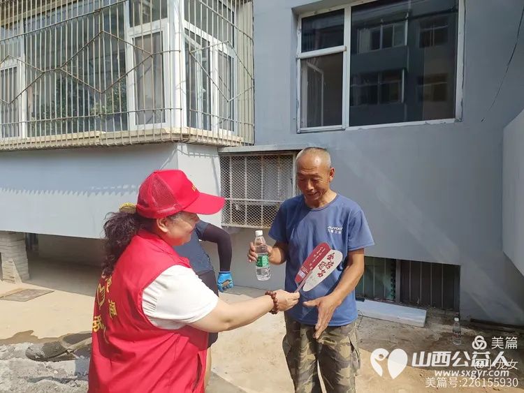 夏日炎炎送清凉忻州红色志愿者冯丽为龙岗小区空巢老人送一把扇子为抢修龙岗小区自来水师傅们送上矿泉水和凉快扇子 - 第5张 - 山西公益人 夏日炎炎送清凉忻州红色志愿者冯丽为龙岗小区空巢老人送一把扇子为抢修龙岗小区自来水师傅们送上矿泉水和凉快扇子 - 第5张