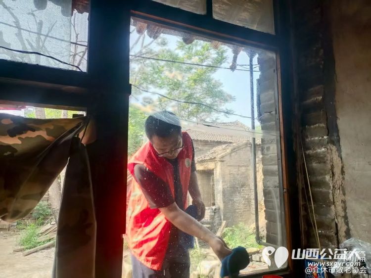 介休市敬老协会志愿者入户南两水村90岁特困任金明老人家为老人打扫室内外卫生做饭包饺子 - 第5张 - 山西公益人 介休市敬老协会志愿者入户南两水村90岁特困任金明老人家为老人打扫室内外卫生做饭包饺子 - 第5张