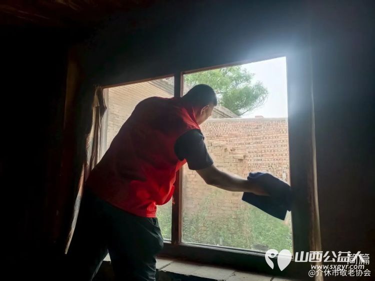 介休市敬老协会志愿者入户南两水村90岁特困任金明老人家为老人打扫室内外卫生做饭包饺子 - 第4张 - 山西公益人 介休市敬老协会志愿者入户南两水村90岁特困任金明老人家为老人打扫室内外卫生做饭包饺子 - 第4张