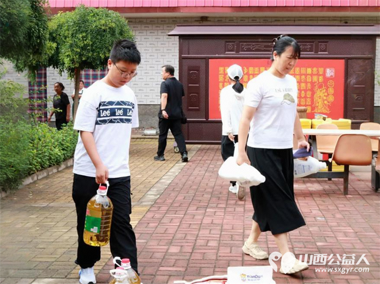 太原市龙城义工组织志愿者去寿阳养老院看望老人们给老人们带去了许多生活用品 - 第8张 - 山西公益人 太原市龙城义工组织志愿者去寿阳养老院看望老人们给老人们带去了许多生活用品 - 第8张