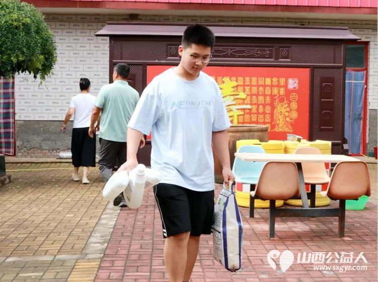 太原市龙城义工组织志愿者去寿阳养老院看望老人们给老人们带去了许多生活用品 - 第7张 - 山西公益人 太原市龙城义工组织志愿者去寿阳养老院看望老人们给老人们带去了许多生活用品 - 第7张