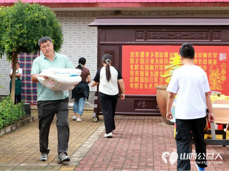 太原市龙城义工组织志愿者去寿阳养老院看望老人们给老人们带去了许多生活用品 - 第6张 - 山西公益人 太原市龙城义工组织志愿者去寿阳养老院看望老人们给老人们带去了许多生活用品 - 第6张