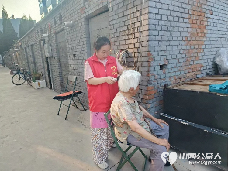 忻州市红色志愿者常俊丽在龙岗小区开展了为多位八九十岁空巢老人“爱心义剪在小区志愿服务暖人心”的志愿服务活动 - 第2张 - 山西公益人 忻州市红色志愿者常俊丽在龙岗小区开展了为多位八九十岁空巢老人“爱心义剪在小区志愿服务暖人心”的志愿服务活动 - 第2张
