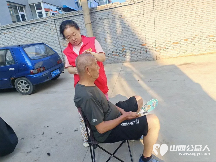 忻州市红色志愿者常俊丽在龙岗小区开展了为多位八九十岁空巢老人“爱心义剪在小区志愿服务暖人心”的志愿服务活动 - 第4张 - 山西公益人 忻州市红色志愿者常俊丽在龙岗小区开展了为多位八九十岁空巢老人“爱心义剪在小区志愿服务暖人心”的志愿服务活动 - 第4张