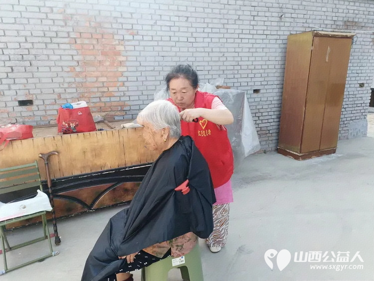 忻州市红色志愿者常俊丽在龙岗小区开展了为多位八九十岁空巢老人“爱心义剪在小区志愿服务暖人心”的志愿服务活动 - 第5张 - 山西公益人 忻州市红色志愿者常俊丽在龙岗小区开展了为多位八九十岁空巢老人“爱心义剪在小区志愿服务暖人心”的志愿服务活动 - 第5张