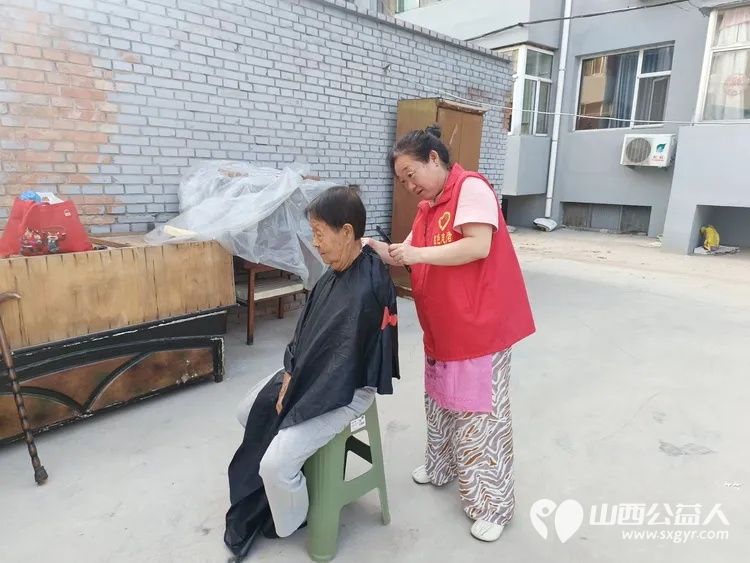 忻州市红色志愿者常俊丽在龙岗小区开展了为多位八九十岁空巢老人“爱心义剪在小区志愿服务暖人心”的志愿服务活动 - 第3张 - 山西公益人 忻州市红色志愿者常俊丽在龙岗小区开展了为多位八九十岁空巢老人“爱心义剪在小区志愿服务暖人心”的志愿服务活动 - 第3张