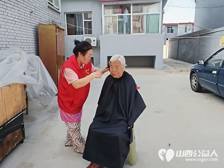 忻州市红色志愿者常俊丽在龙岗小区开展了为多位八九十岁空巢老人“爱心义剪在小区志愿服务暖人心”的志愿服务活动 - 第1张 - 山西公益人 忻州市红色志愿者常俊丽在龙岗小区开展了为多位八九十岁空巢老人“爱心义剪在小区志愿服务暖人心”的志愿服务活动 - 第1张