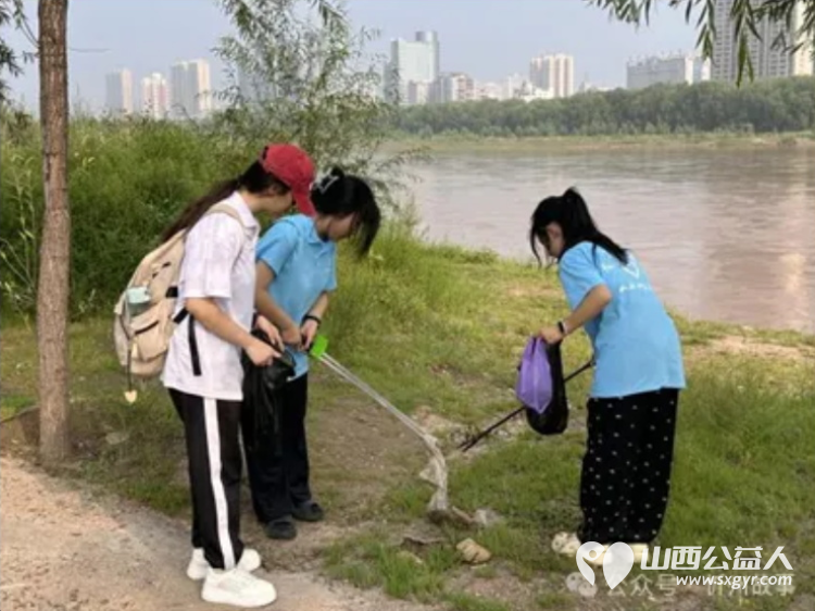 青春助力生态保护志愿行动点亮文明 山西师范大学绿动河湖生态守护队联合晨曦护苗服务队在保德县开展清河净滩文明实践活动 - 第2张 - 山西公益人 青春助力生态保护志愿行动点亮文明 山西师范大学绿动河湖生态守护队联合晨曦护苗服务队在保德县开展清河净滩文明实践活动 - 第2张