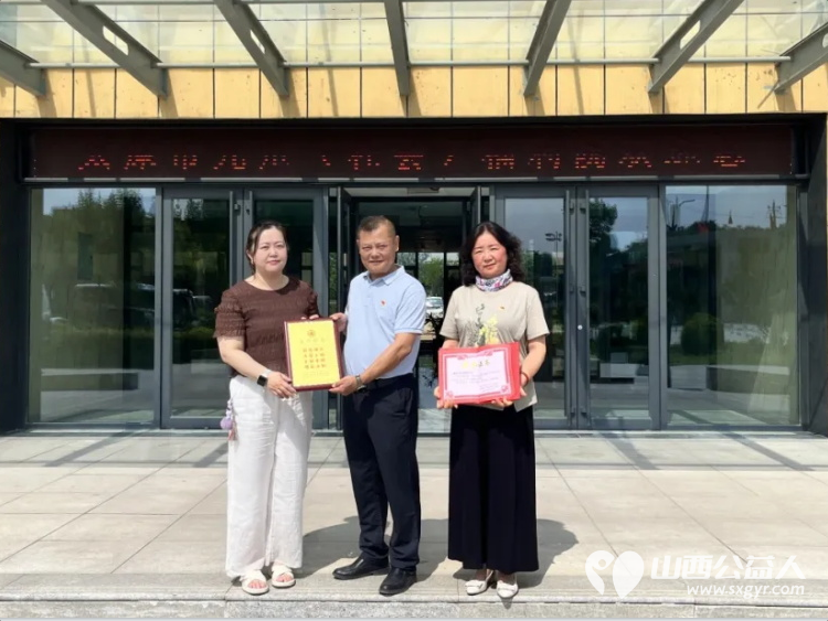 党旗飘扬暖童心携手共护成长路----山西省话剧院赴太原市儿童福利院爱心捐赠公益活动共捐赠晾衣架30个希望能为孩子们的日常生活提供便利 - 第2张