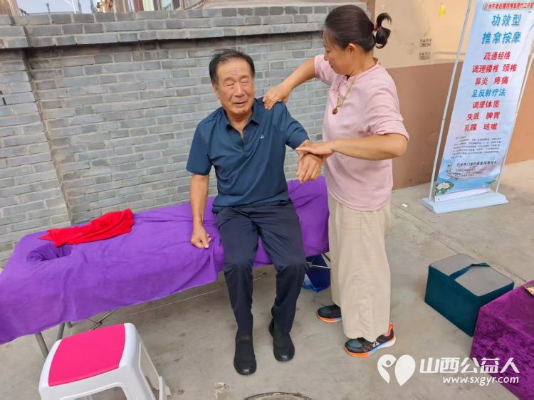 介休市敬老协会2025年7月23日组织志愿者在介休市北关街道朝阳路社区为社区所有老人们爱心理发按摩理疗义诊 - 第22张 - 山西公益人 介休市敬老协会2025年7月23日组织志愿者在介休市北关街道朝阳路社区为社区所有老人们爱心理发按摩理疗义诊 - 第22张