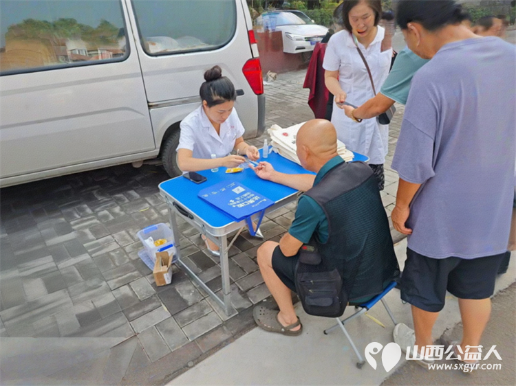 介休市敬老协会2025年7月23日组织志愿者在介休市北关街道朝阳路社区为社区所有老人们爱心理发按摩理疗义诊 - 第44张 - 山西公益人 介休市敬老协会2025年7月23日组织志愿者在介休市北关街道朝阳路社区为社区所有老人们爱心理发按摩理疗义诊 - 第44张