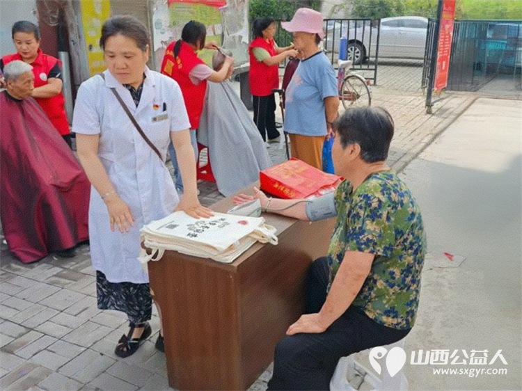 介休市敬老协会2025年7月23日组织志愿者在介休市北关街道朝阳路社区为社区所有老人们爱心理发按摩理疗义诊 - 第47张 - 山西公益人 介休市敬老协会2025年7月23日组织志愿者在介休市北关街道朝阳路社区为社区所有老人们爱心理发按摩理疗义诊 - 第47张