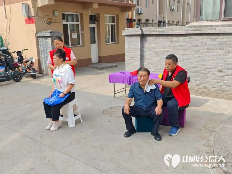介休市敬老协会2025年7月23日组织志愿者在介休市北关街道朝阳路社区为社区所有老人们爱心理发按摩理疗义诊 - 第23张 - 山西公益人 介休市敬老协会2025年7月23日组织志愿者在介休市北关街道朝阳路社区为社区所有老人们爱心理发按摩理疗义诊 - 第23张