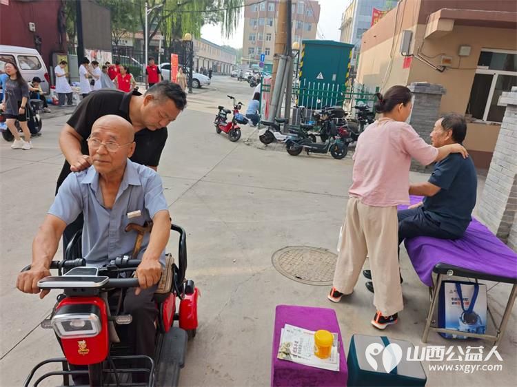 介休市敬老协会2025年7月23日组织志愿者在介休市北关街道朝阳路社区为社区所有老人们爱心理发按摩理疗义诊 - 第26张 - 山西公益人 介休市敬老协会2025年7月23日组织志愿者在介休市北关街道朝阳路社区为社区所有老人们爱心理发按摩理疗义诊 - 第26张