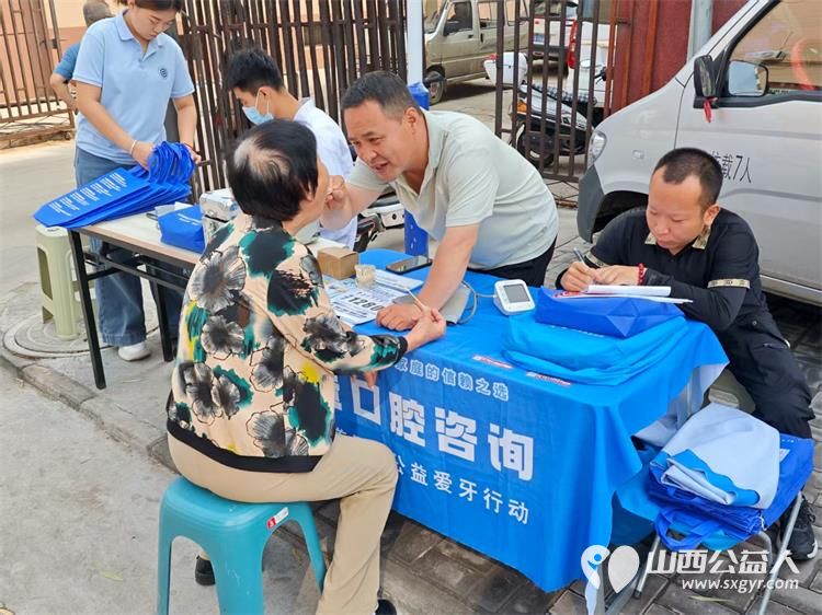 介休市敬老协会2025年7月23日组织志愿者在介休市北关街道朝阳路社区为社区所有老人们爱心理发按摩理疗义诊 - 第27张 - 山西公益人 介休市敬老协会2025年7月23日组织志愿者在介休市北关街道朝阳路社区为社区所有老人们爱心理发按摩理疗义诊 - 第27张