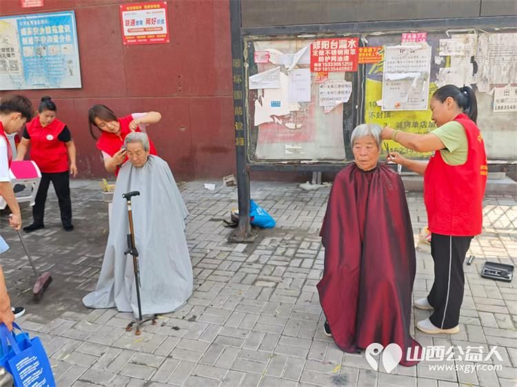介休市敬老协会2025年7月23日组织志愿者在介休市北关街道朝阳路社区为社区所有老人们爱心理发按摩理疗义诊 - 第17张 - 山西公益人 介休市敬老协会2025年7月23日组织志愿者在介休市北关街道朝阳路社区为社区所有老人们爱心理发按摩理疗义诊 - 第17张
