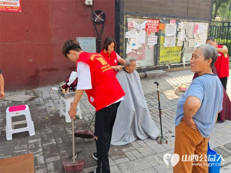 介休市敬老协会2025年7月23日组织志愿者在介休市北关街道朝阳路社区为社区所有老人们爱心理发按摩理疗义诊 - 第18张 - 山西公益人 介休市敬老协会2025年7月23日组织志愿者在介休市北关街道朝阳路社区为社区所有老人们爱心理发按摩理疗义诊 - 第18张