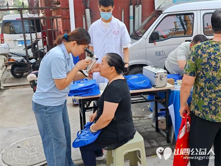介休市敬老协会2025年7月23日组织志愿者在介休市北关街道朝阳路社区为社区所有老人们爱心理发按摩理疗义诊 - 第31张 - 山西公益人 介休市敬老协会2025年7月23日组织志愿者在介休市北关街道朝阳路社区为社区所有老人们爱心理发按摩理疗义诊 - 第31张