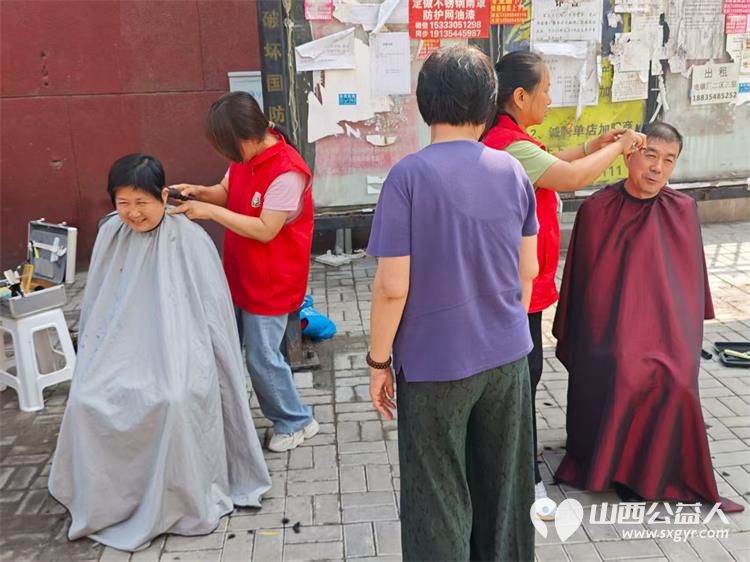 介休市敬老协会2025年7月23日组织志愿者在介休市北关街道朝阳路社区为社区所有老人们爱心理发按摩理疗义诊 - 第15张 - 山西公益人 介休市敬老协会2025年7月23日组织志愿者在介休市北关街道朝阳路社区为社区所有老人们爱心理发按摩理疗义诊 - 第15张