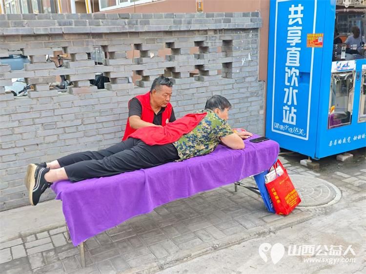 介休市敬老协会2025年7月23日组织志愿者在介休市北关街道朝阳路社区为社区所有老人们爱心理发按摩理疗义诊 - 第19张 - 山西公益人 介休市敬老协会2025年7月23日组织志愿者在介休市北关街道朝阳路社区为社区所有老人们爱心理发按摩理疗义诊 - 第19张