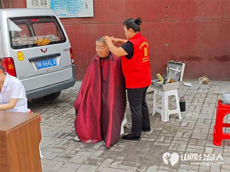 介休市敬老协会2025年7月23日组织志愿者在介休市北关街道朝阳路社区为社区所有老人们爱心理发按摩理疗义诊 - 第16张 - 山西公益人 介休市敬老协会2025年7月23日组织志愿者在介休市北关街道朝阳路社区为社区所有老人们爱心理发按摩理疗义诊 - 第16张