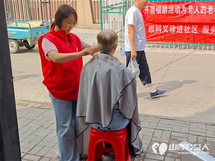 介休市敬老协会2025年7月23日组织志愿者在介休市北关街道朝阳路社区为社区所有老人们爱心理发按摩理疗义诊 - 第11张 - 山西公益人 介休市敬老协会2025年7月23日组织志愿者在介休市北关街道朝阳路社区为社区所有老人们爱心理发按摩理疗义诊 - 第11张