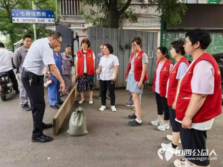 社区物业齐联动筑牢安全双防线 太原市七府坟西街社区联合辖区怡安居物业组织开展了消防安全知识培训及防汛应急预案演练系列活动 - 第1张